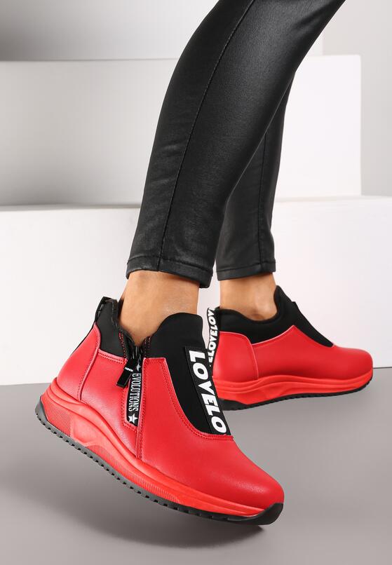 Czerwone Płaskie Sneakersy z Ozdobnym Napisem Nerelisa 1