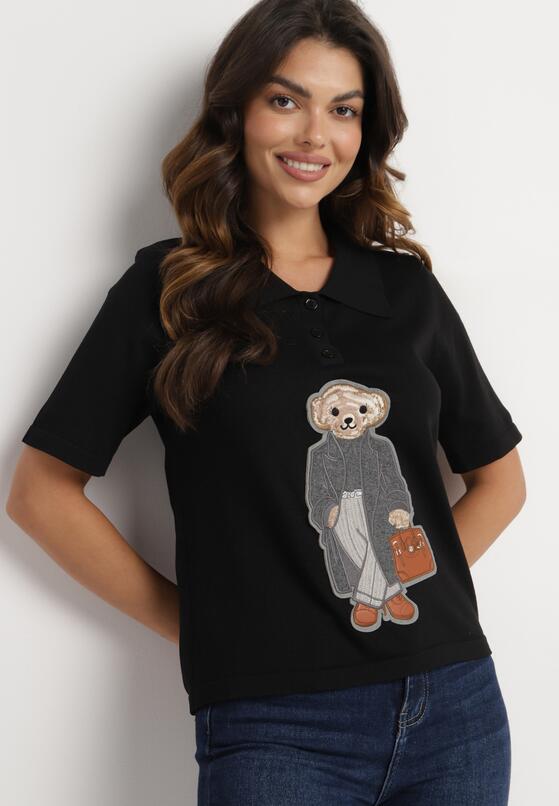 Czarny Wiskozowy T-shirt z Naszywką Misia i Guzikami przy Dekolcie Callidora 2