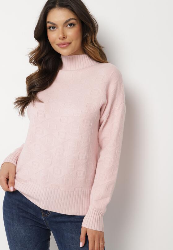 Różowy Sweter Golf z Ozdobnym Tłoczeniem Zakończony Ściągaczem Melodiea 1