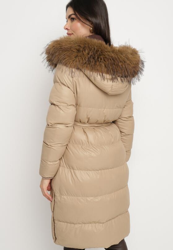 Beżowa Długa Pikowana Kurtka z Kapturem Odpinanym Futerkiem i Paskiem w Talii Serenira 3