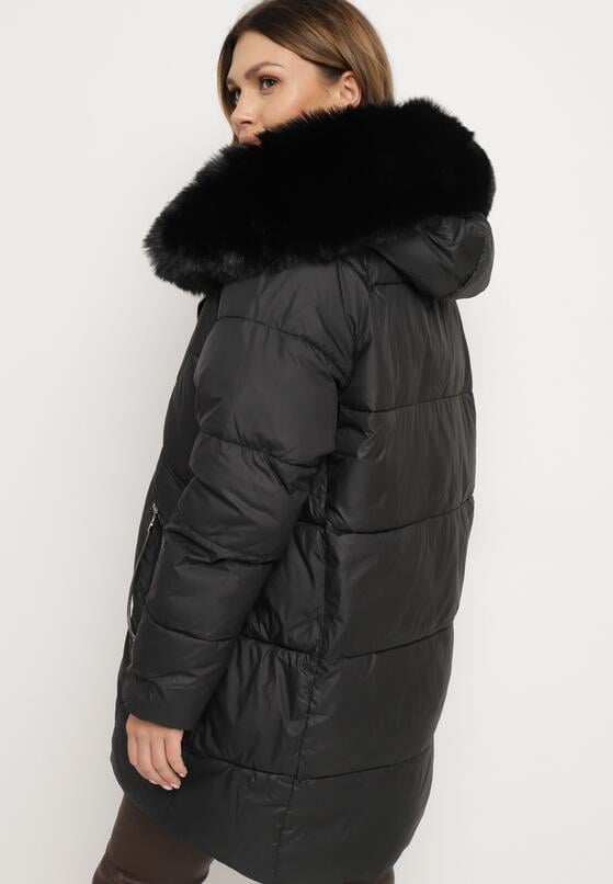 Czarna Pikowana Kurtka o Pudełkowym Kroju z Odpinanym Futerkiem i Ozdobnym Suwakiem Hedilina 3