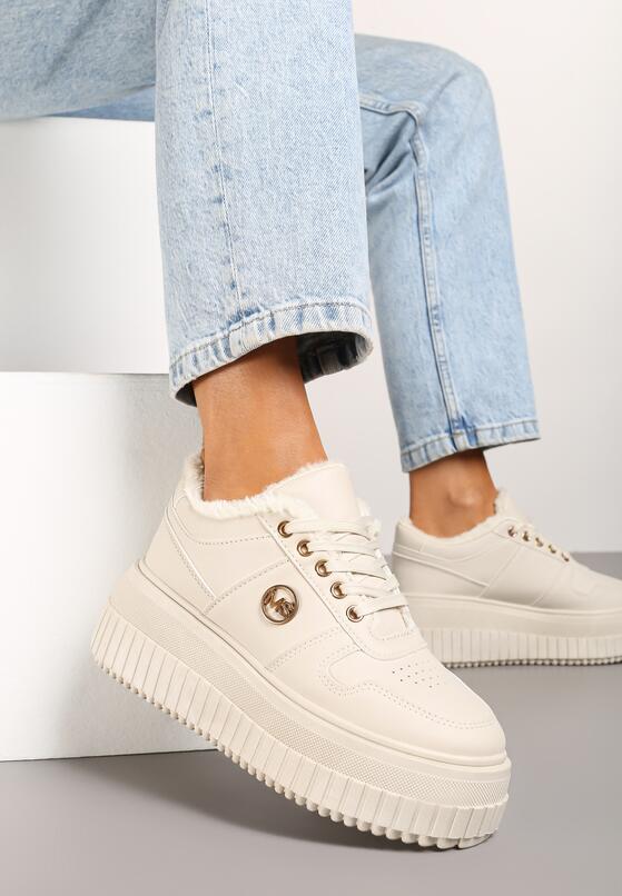 Beżowe Sneakersy na Tłoczonej Platformie Zdobione Elegancką Metalową Aplikacją Werissa 2