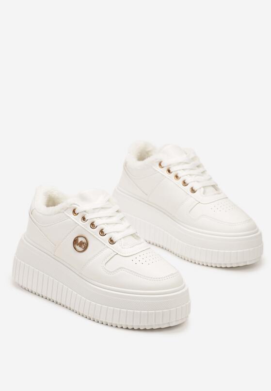 Białe Sneakersy na Tłoczonej Platformie Zdobione Elegancką Metalową Aplikacją Werissa 5