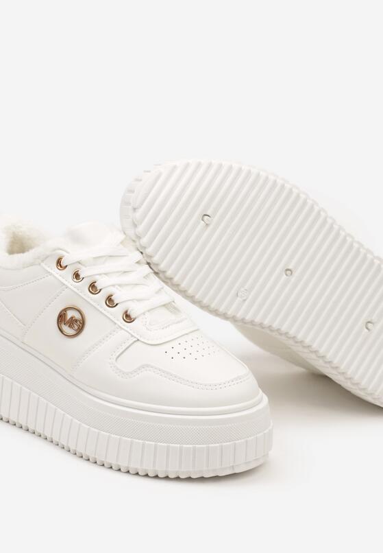 Białe Sneakersy na Tłoczonej Platformie Zdobione Elegancką Metalową Aplikacją Werissa 6