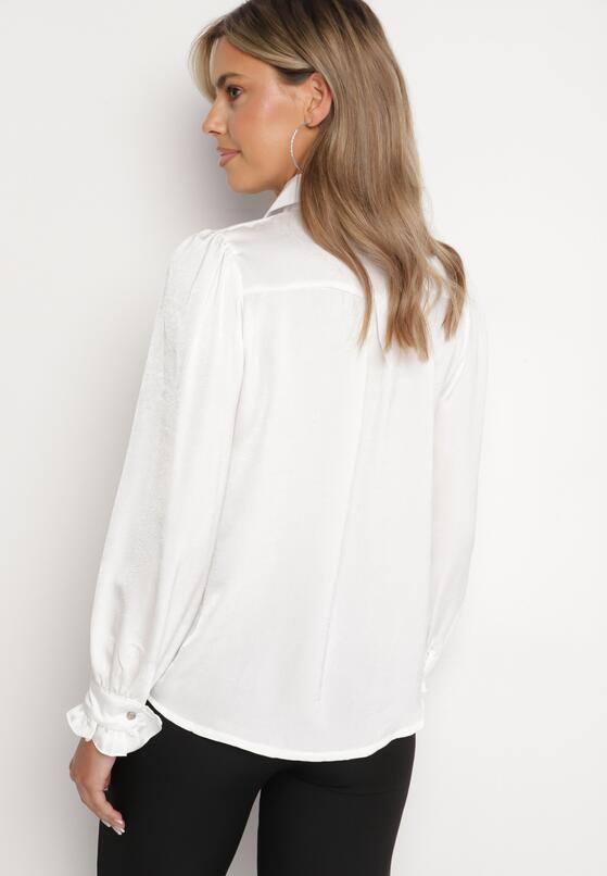Biała Koszula z Żabotem i Dodatkową Broszką Rinnara 3