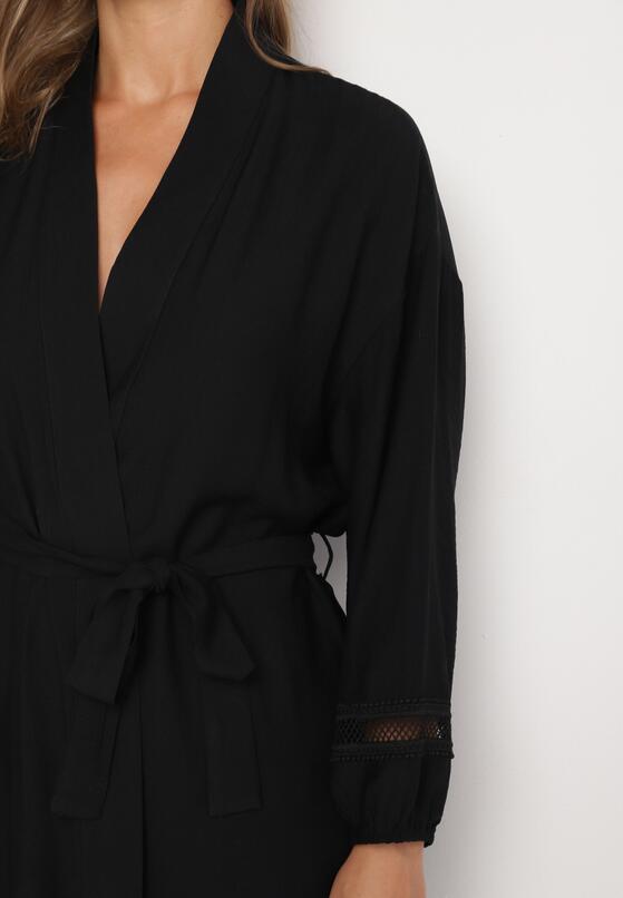 Czarna Wiskozowa Sukienka Kimono z Kieszeniami i Ozdobnymi Ażurowymi Wstawkami Salanora 5