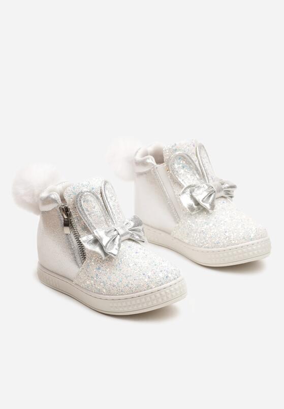 Białe Botki na Ukrytym Koturnie z Brokatem Kokardą i Futrzanym Pomponem Mazidra 1