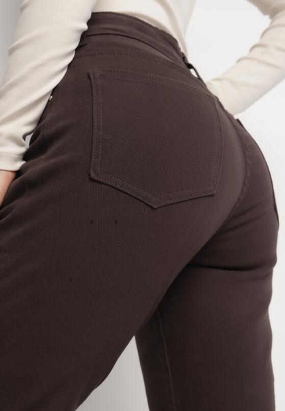 Ciemnobrązowe Klasyczne Jeansy o Kroju Mom Fit z Regularnym Stanem Sarvila 5