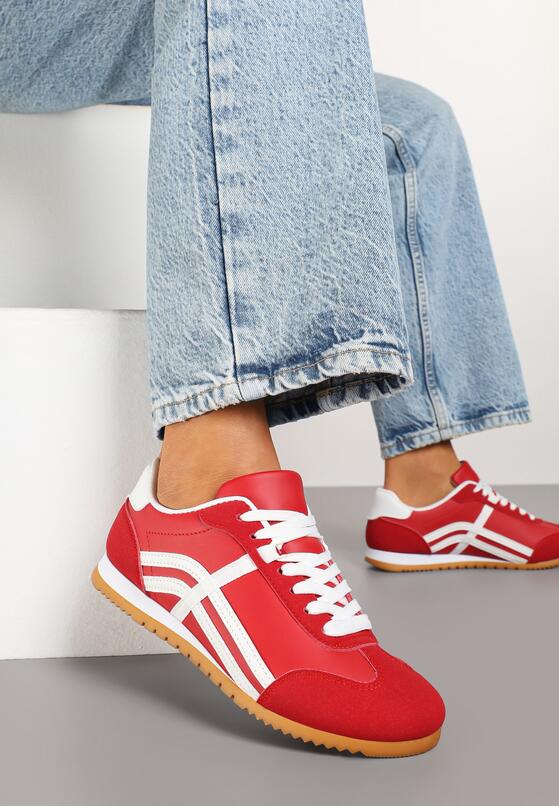 Czerwone Sneakersy w Stylu Kultowych Tenisówek z Ozdobnymi Przeszyciami Vellexia 2