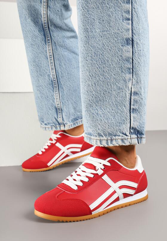Czerwone Sneakersy w Stylu Kultowych Tenisówek z Ozdobnymi Przeszyciami Vellexia 1