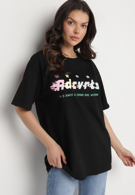 Czarny Oversizowy T-shirt z Napisem z Przodu i Gwiazdami na Plecach Ilanlith 4