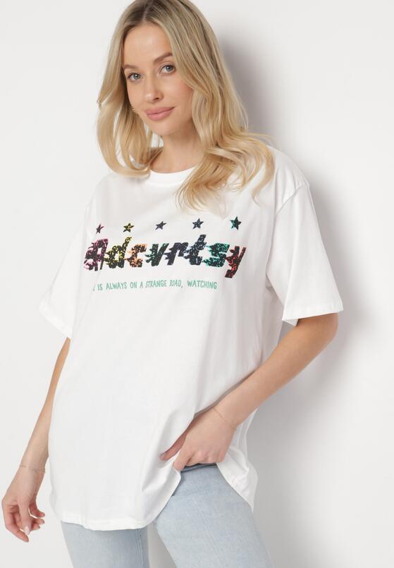 Biały Oversizowy T-shirt z Napisem z Przodu i Gwiazdami na Plecach Ilanlith 2