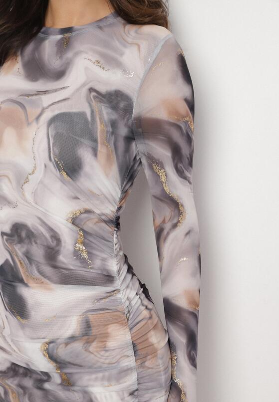 Szara Dopasowana Sukienka z Siateczki z Błyszczącym Wzorem Tie-Dye Ninelwena 5
