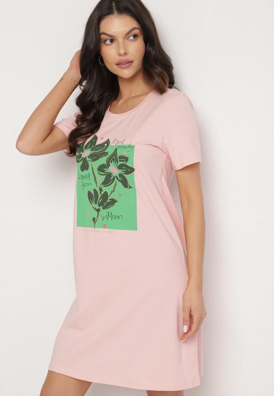 Różowa Bawełniana Sukienka o Kroju Typu T-shirt Zdobiona Nadrukiem Nevolira 1