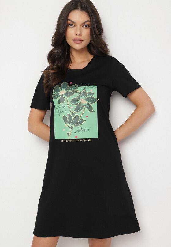 Czarna Bawełniana Sukienka o Kroju Typu T-shirt Zdobiona Nadrukiem Nevolira 4