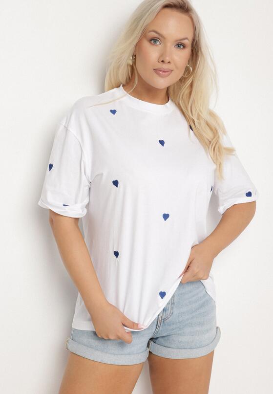 Biało-Niebieski Bawełniany T-shirt Zdobiony Haftem w Kształcie Serc Naloree 2