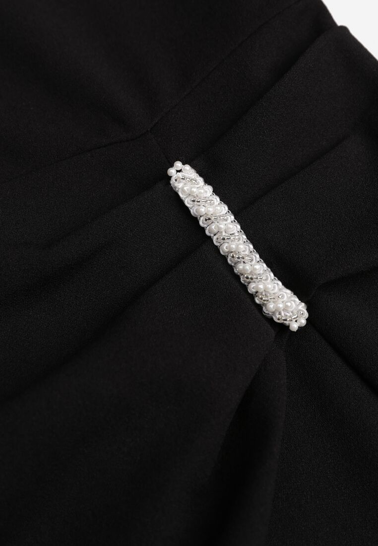 Czarna Taliowana Sukienka Vices z Marszczeniem i Perełkami Adorre 8