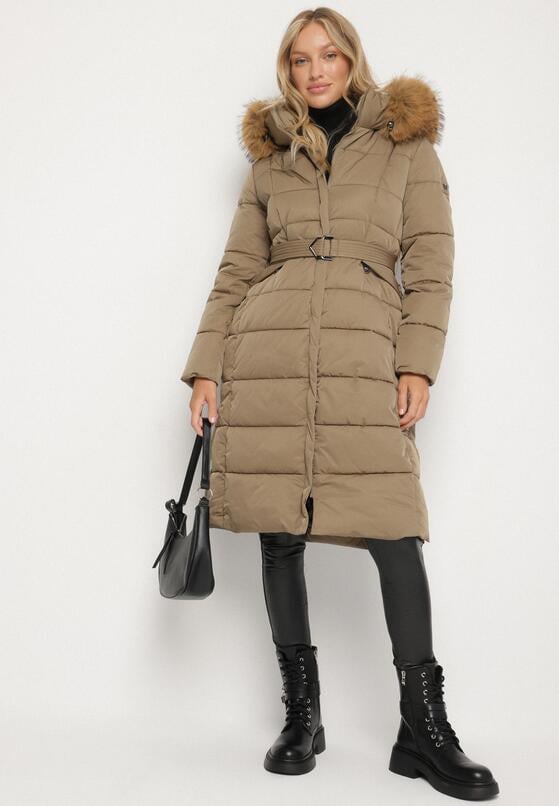 Ciemnobeżowa Długa Kurtka Pikowana z Kapturem z Futerkiem i Paskiem w Talii Avesiia 2