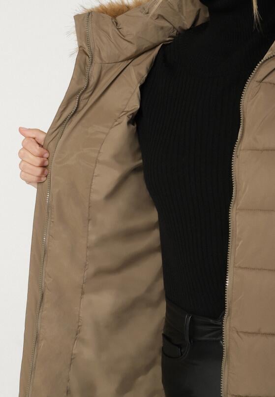 Ciemnobeżowa Długa Kurtka Pikowana z Kapturem z Futerkiem i Paskiem w Talii Avesiia 5