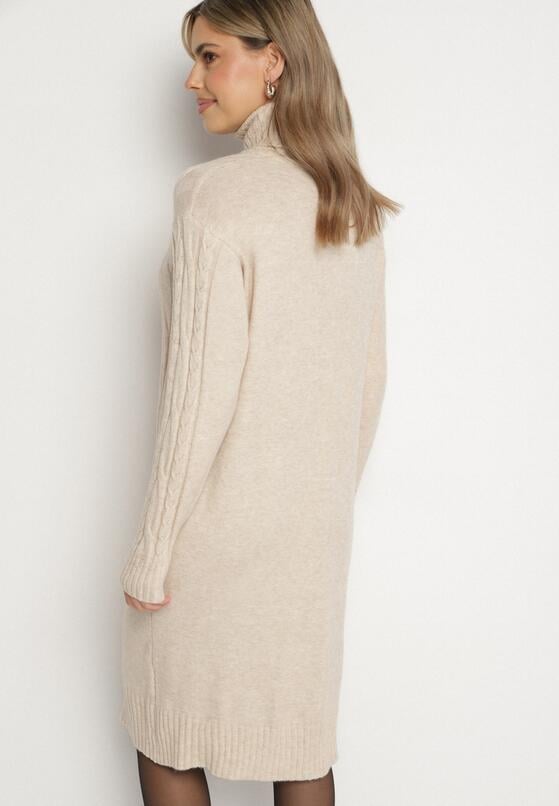 Jasnobeżowa Sweterkowa Sukienka z Golfem Ozdobiona Tłoczeniem Lanika 3