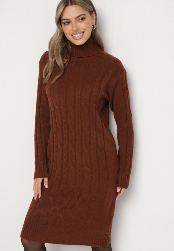 Brązowa Sweterkowa Sukienka z Golfem Ozdobiona Tłoczeniem Lanika 1