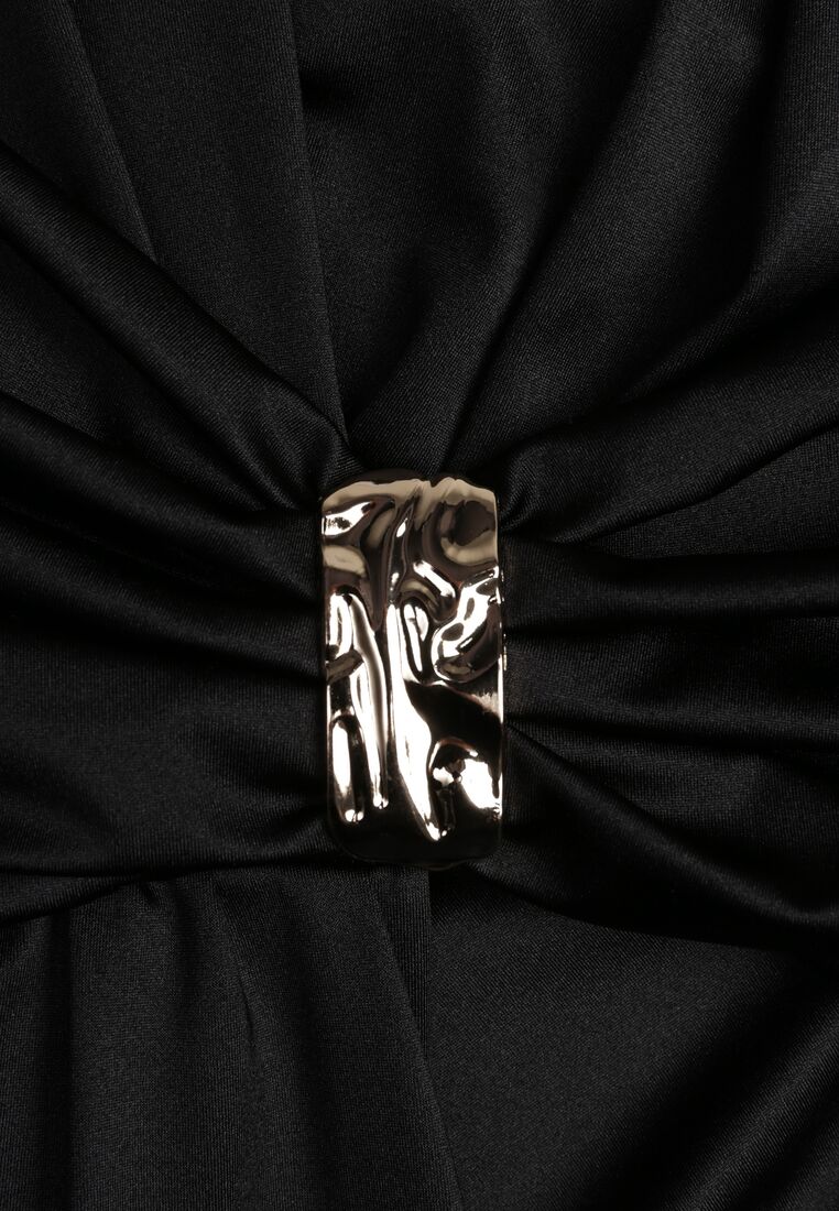 Czarna Elegancka Sukienka z Trenem i Rozcięciem Atissa 8