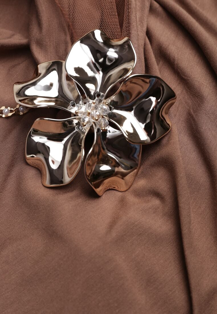 Brązowy Elegancki Top Halter Ozdobiony Łańcuszkiem i Kwiatową Broszką Idisara 8