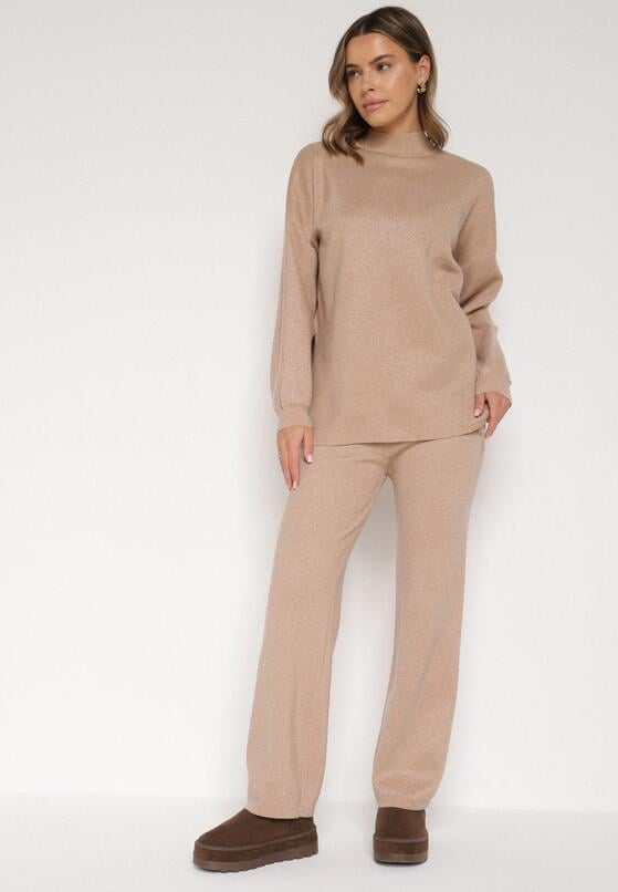 Beżowy Komplet z Wiskozą Ozdobiony Metaliczną Nicią Sweter z Półgolfem i Szerokie Spodnie Aresina 1