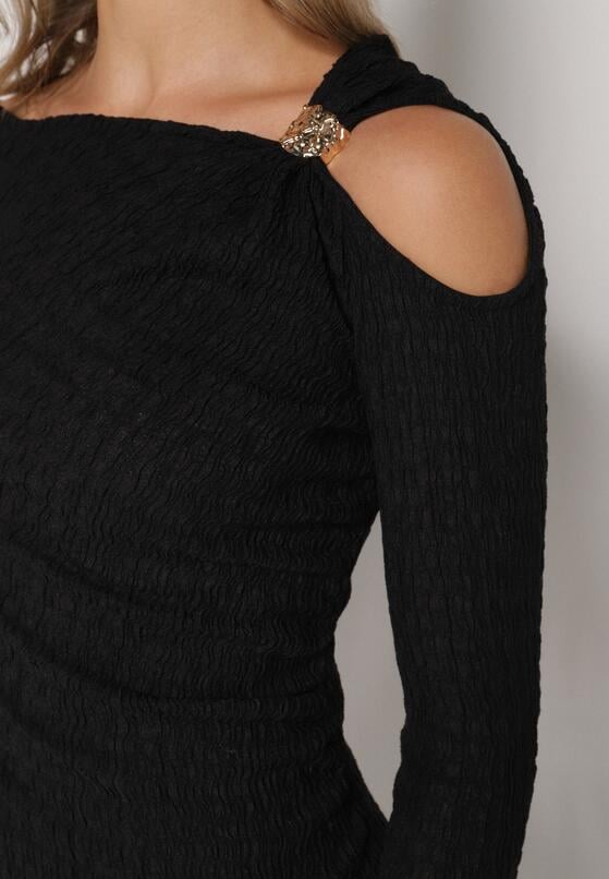 Czarna Dopasowana Sukienka z Metaliczną Ozdobą na Ramieniu Reilara 5