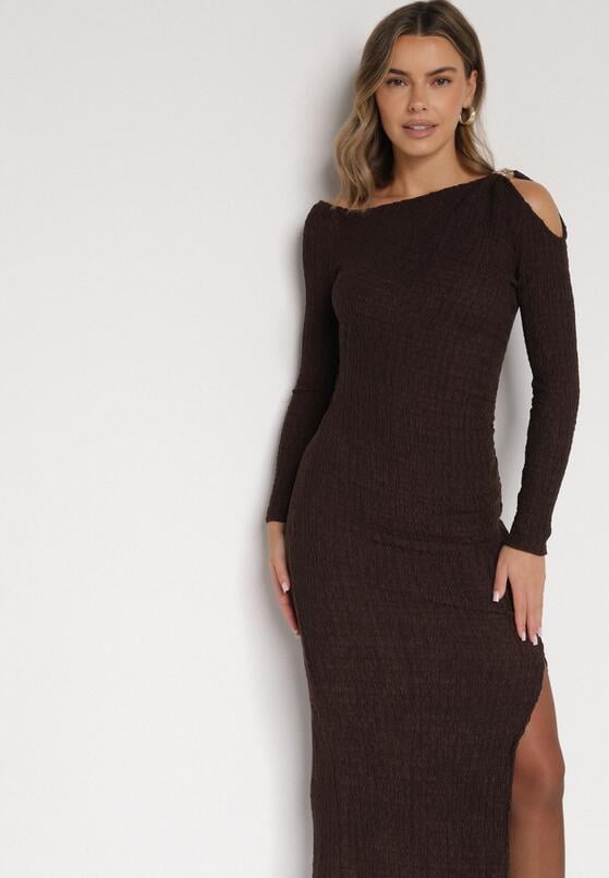 Brązowa Dopasowana Sukienka z Metaliczną Ozdobą na Ramieniu Reilara 4