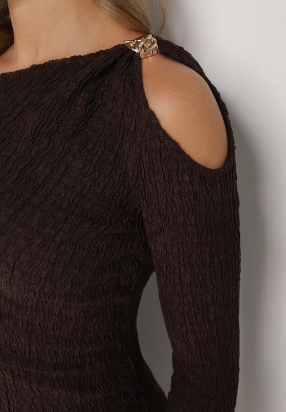 Brązowa Dopasowana Sukienka z Metaliczną Ozdobą na Ramieniu Reilara 5