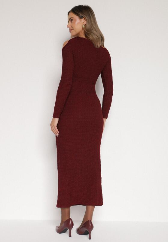 Bordowa Dopasowana Sukienka z Metaliczną Ozdobą na Ramieniu Reilara 3