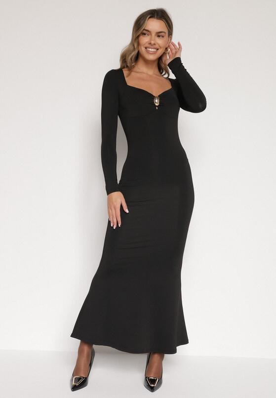 Czarna Koktajlowa Sukienka z Wiskozą Ozdobiona Metalową Klamrą Refira 1