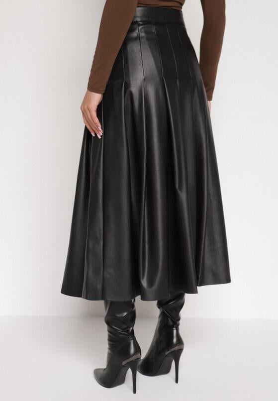 Czarna Rozkloszowana Spódnica z Imitacji Skóry Zdobiona Plisami Tusbella 3