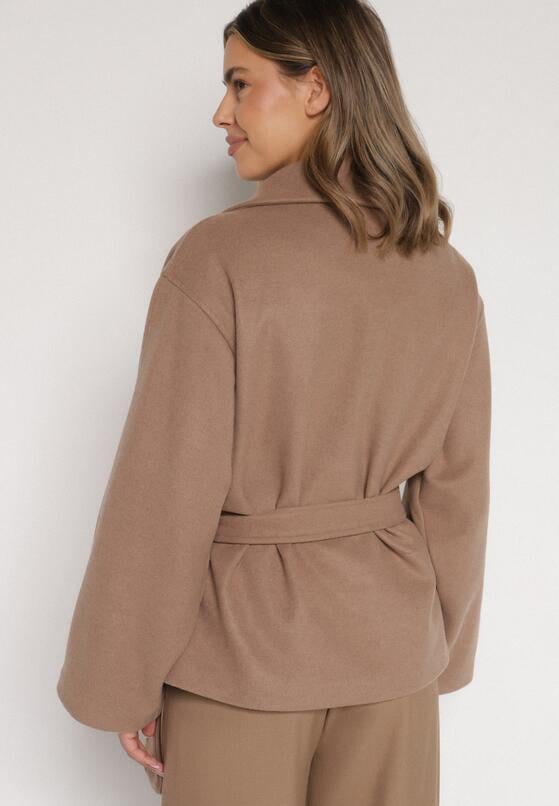 Beżowy Krótki Płaszcz z Wiskozą o Pudełkowym Kroju z Wiązanym Paskiem i Kołnierzem Tusilia 3