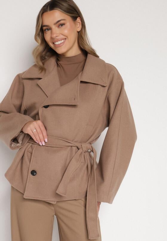 Beżowy Krótki Płaszcz z Wiskozą o Pudełkowym Kroju z Wiązanym Paskiem i Kołnierzem Tusilia 4