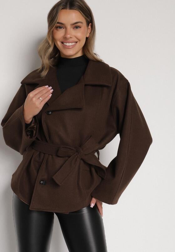 Brązowy Krótki Płaszcz z Wiskozą o Pudełkowym Kroju z Wiązanym Paskiem i Kołnierzem Tusilia 4