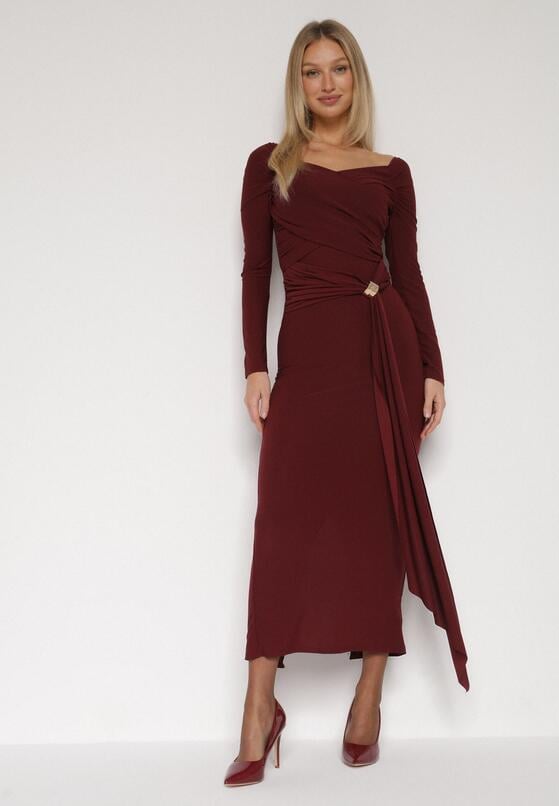 Bordowa Dopasowana Sukienka z Ozdobnym Marszczeniem Trenem i Rozcięciem Alutria 1