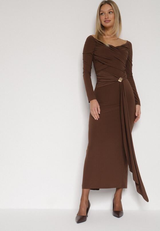 Brązowa Dopasowana Sukienka z Ozdobnym Marszczeniem Trenem i Rozcięciem Alutria 1
