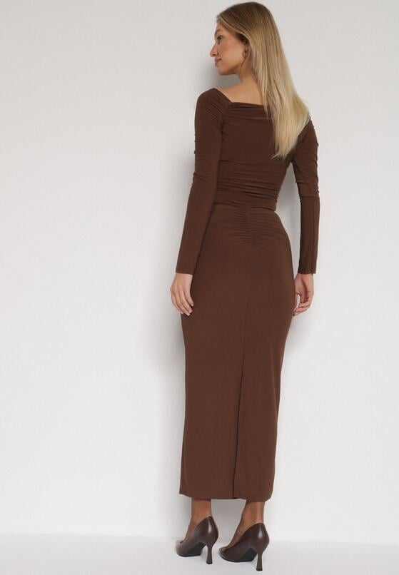 Brązowa Dopasowana Sukienka z Ozdobnym Marszczeniem Trenem i Rozcięciem Alutria 3