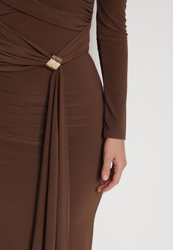 Brązowa Dopasowana Sukienka z Ozdobnym Marszczeniem Trenem i Rozcięciem Alutria 5