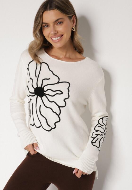Biały Sweter Ozdobiony Haftowanymi Kwiatami Halatusea 1