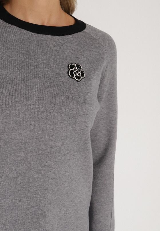 Szary Sweter Ozdobiony Paskami i Aplikacją Tusanne 5