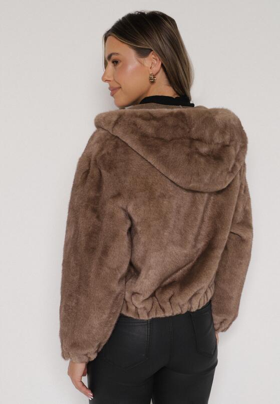 Jasnobrązowa Futrzana Kurtka Bomberka z Kapturem i Ozdobną Imitacją Kieszeni Awedalia 3