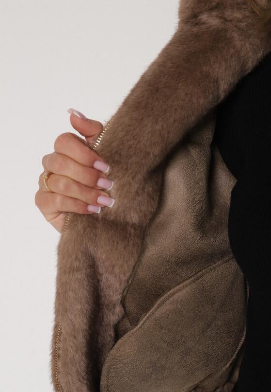 Jasnobrązowa Futrzana Kurtka Bomberka z Kapturem i Ozdobną Imitacją Kieszeni Awedalia 5