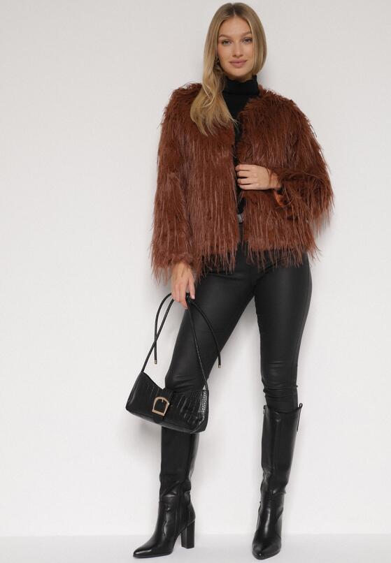 Brązowa Kurtka Futrzana o Prostym Kroju Zapinana na Haftki Siarale 2