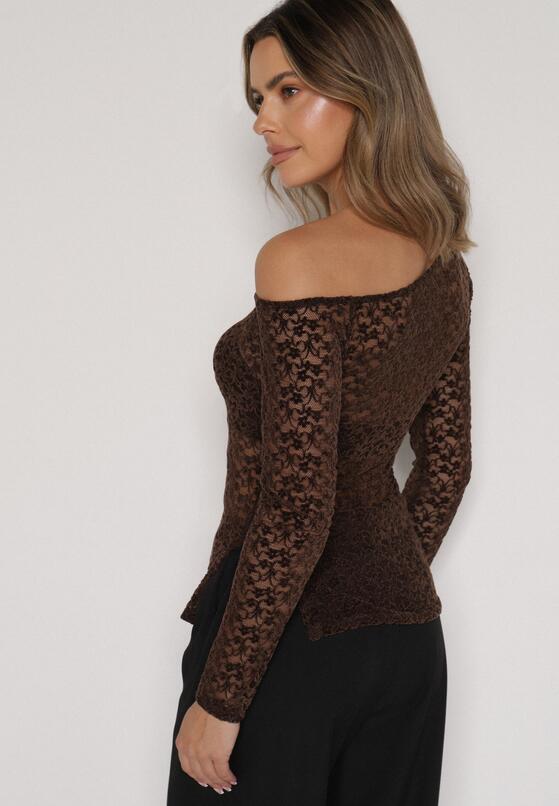 Brązowa Koronkowa Bluzka z Długim Rękawem i Asymetrycznym Dekoltem Liwedara 3