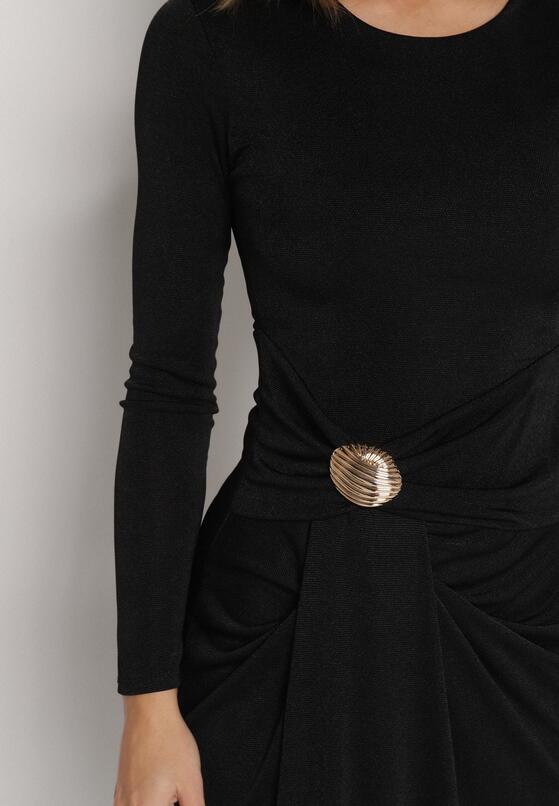 Czarna Taliowana Sukienka o Eleganckim Kroju z Marszczeniem i Aplikacją Sewedina 5