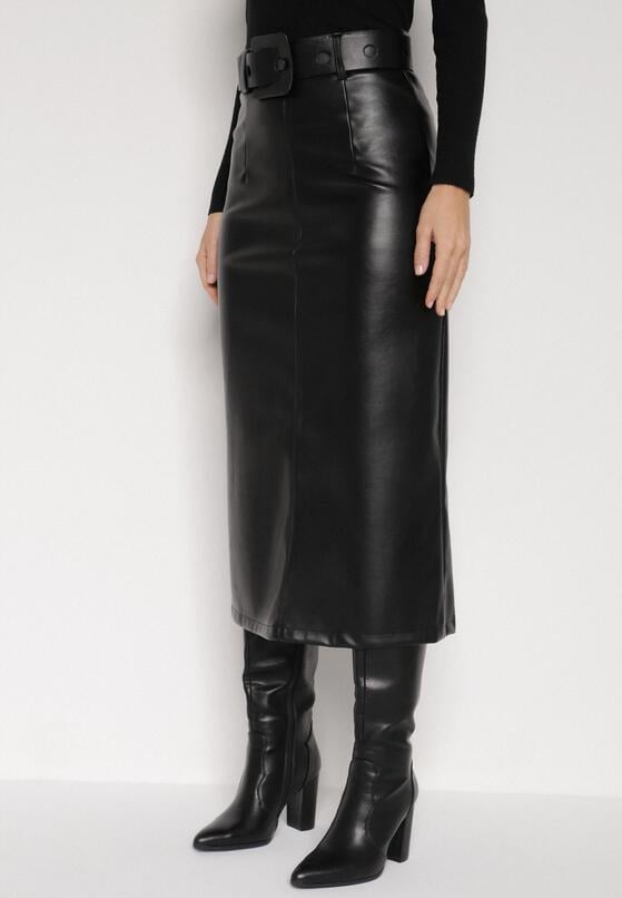 Czarna Spódnica Ołówkowa z Imitacji Skóry z Paskiem z Dużą Klamrą Rewedia 1