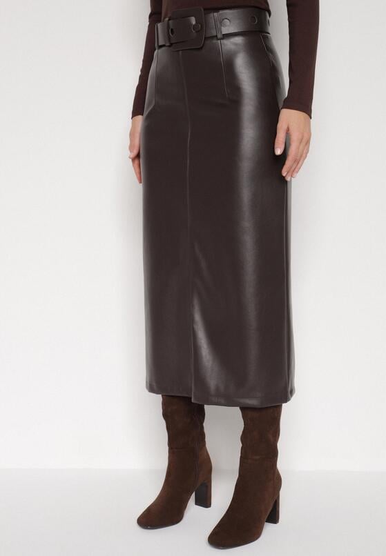 Brązowa Spódnica Ołówkowa z Imitacji Skóry z Paskiem z Dużą Klamrą Rewedia 1